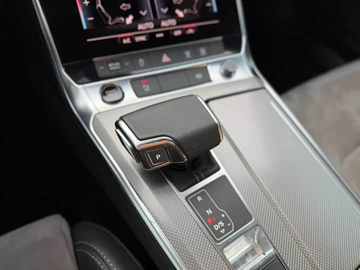 Фото 6 - Audi A6L