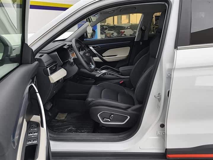 Фото 9 - Geely Atlas