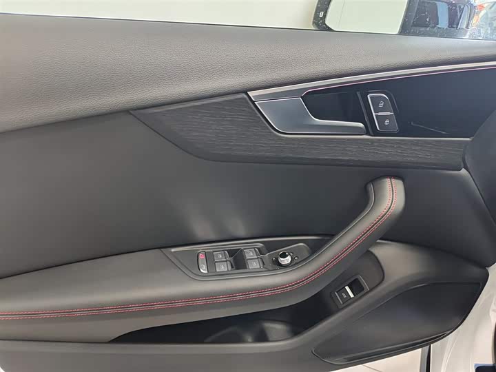 Фото 6 - Audi A4L