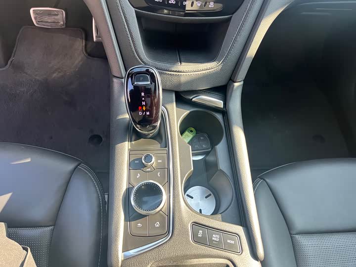 Фото 9 - Cadillac XT6