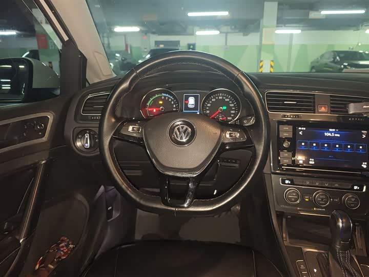 Фото 3 - Volkswagen Golf EV
