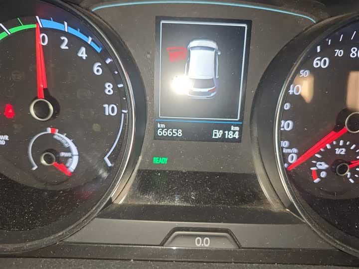 Фото 5 - Volkswagen Golf EV