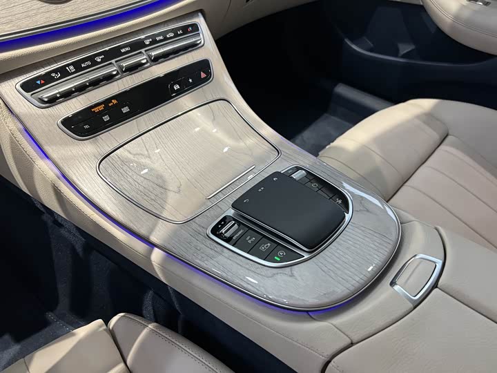 Фото 7 - Mercedes-Benz E-Class