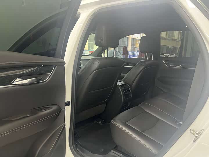 Фото 6 - Cadillac XT5