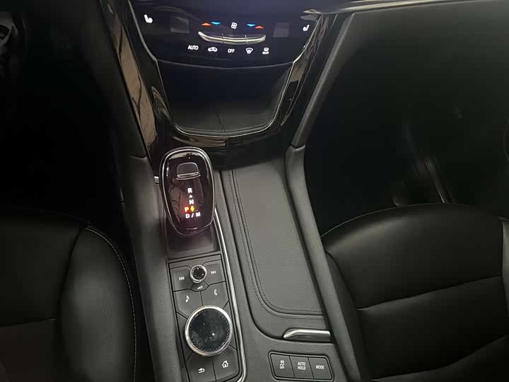 Фото 8 - Cadillac XT5