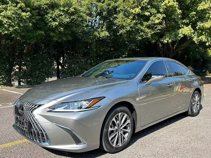 Фото 1 - Lexus ES