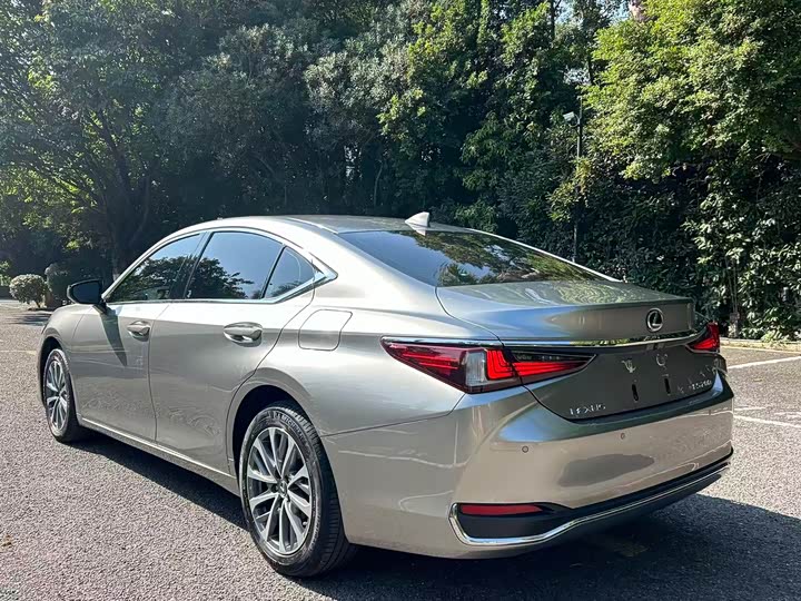 Фото 7 - Lexus ES