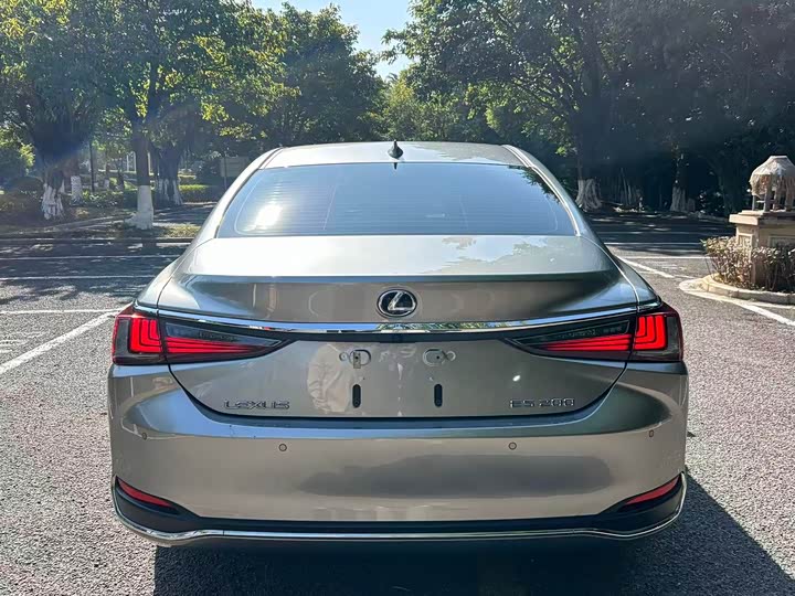 Фото 8 - Lexus ES