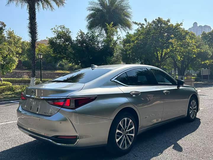Фото 9 - Lexus ES