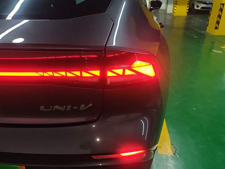 Фото 8 - Changan UNI-V