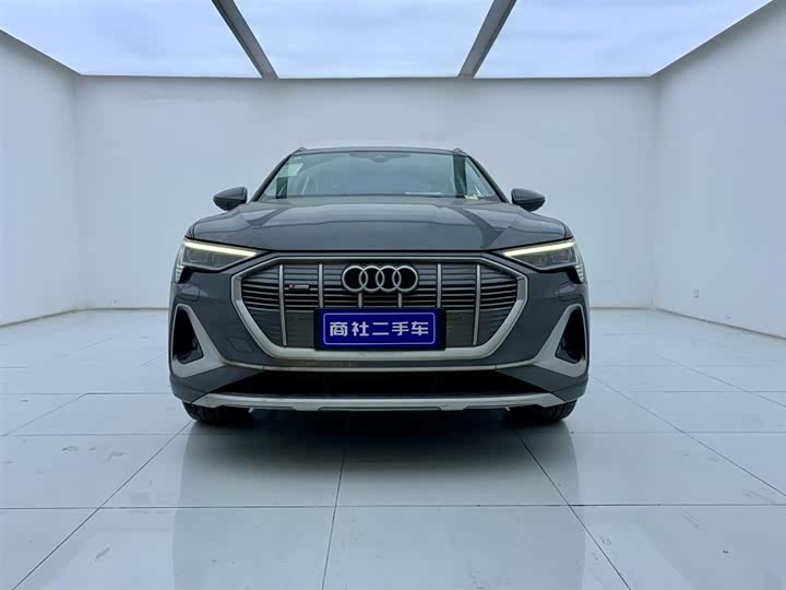 Фото 2 - Audi e-tron