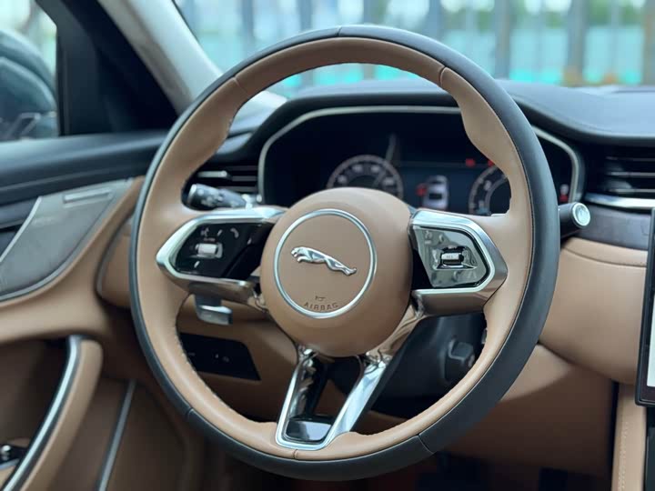 Фото 8 - Jaguar XF L