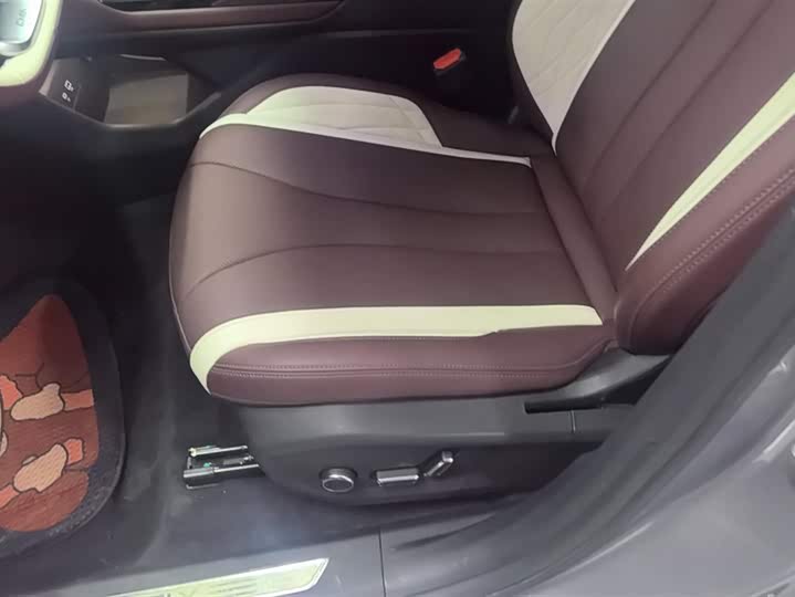 Фото 9 - Geely Monjaro