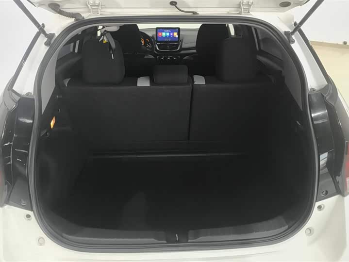 Фото 4 - Toyota Yaris L Hatchback