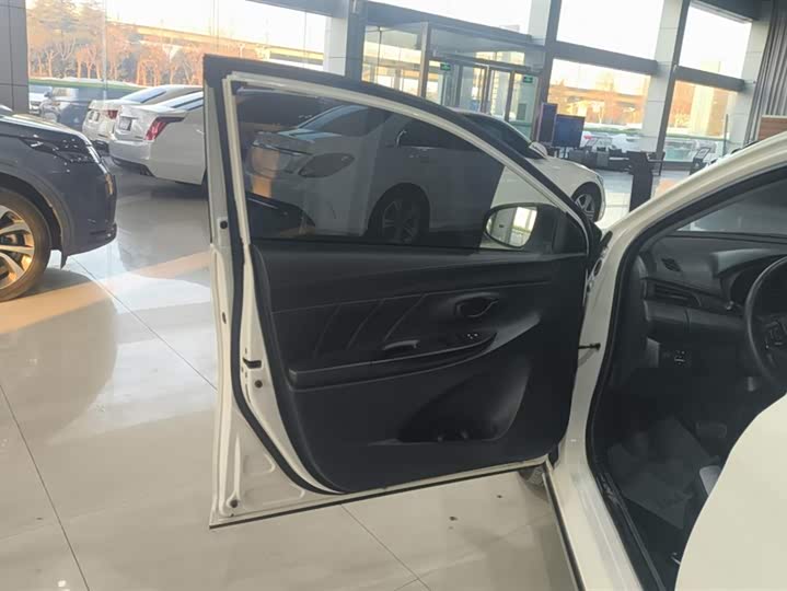 Фото 7 - Toyota Yaris L Hatchback