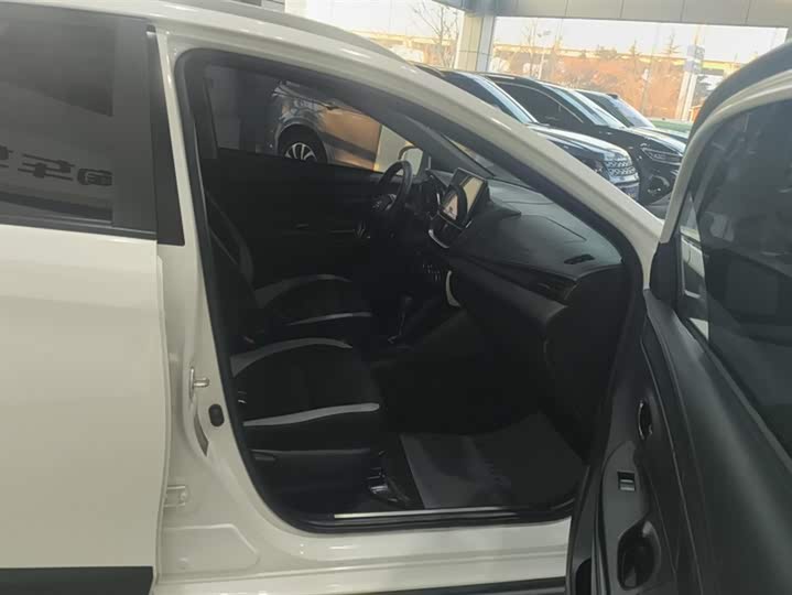 Фото 8 - Toyota Yaris L Hatchback