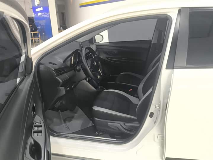 Фото 9 - Toyota Yaris L Hatchback