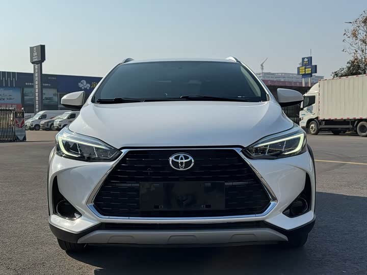 Фото 2 - Toyota Yaris L Hatchback