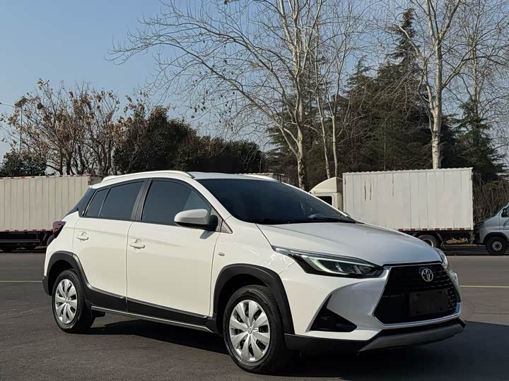 Фото 3 - Toyota Yaris L Hatchback