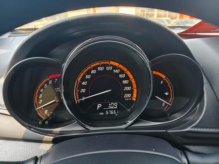 Фото 5 - Toyota Yaris L Hatchback