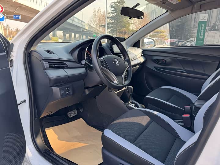 Фото 6 - Toyota Yaris L Hatchback