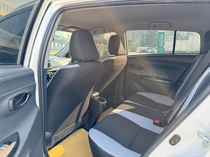 Фото 7 - Toyota Yaris L Hatchback