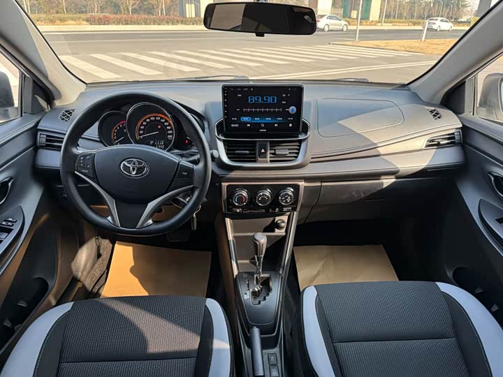 Фото 8 - Toyota Yaris L Hatchback