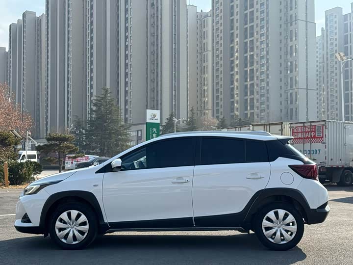 Фото 9 - Toyota Yaris L Hatchback