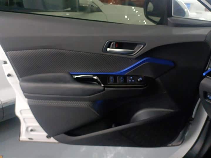 Фото 7 - Toyota C-HR