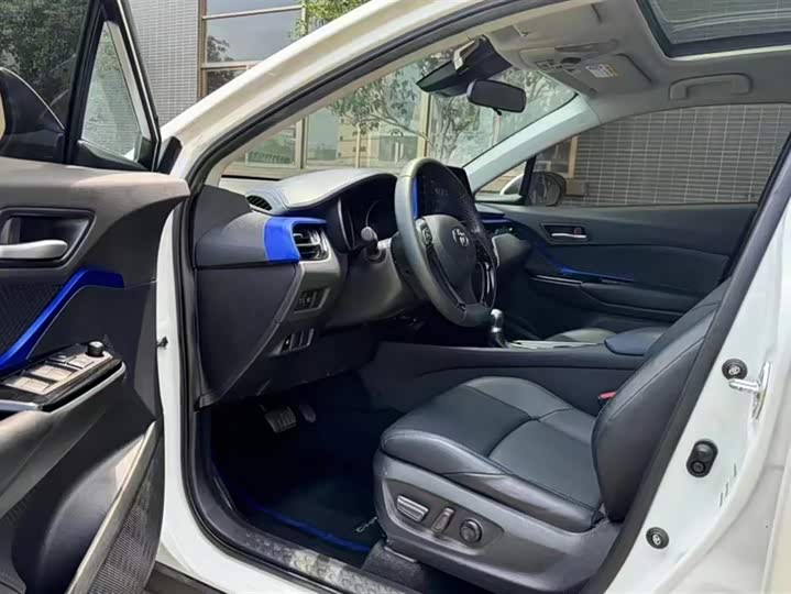 Фото 9 - Toyota C-HR