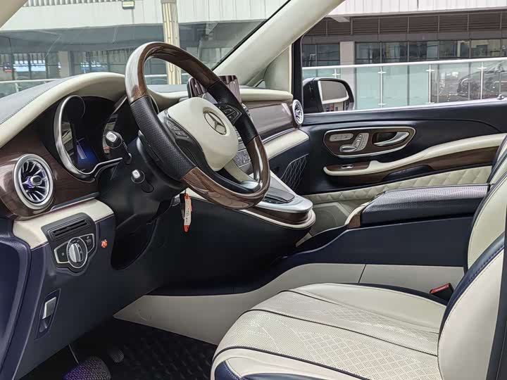 Фото 9 - Mercedes-Benz V-Class