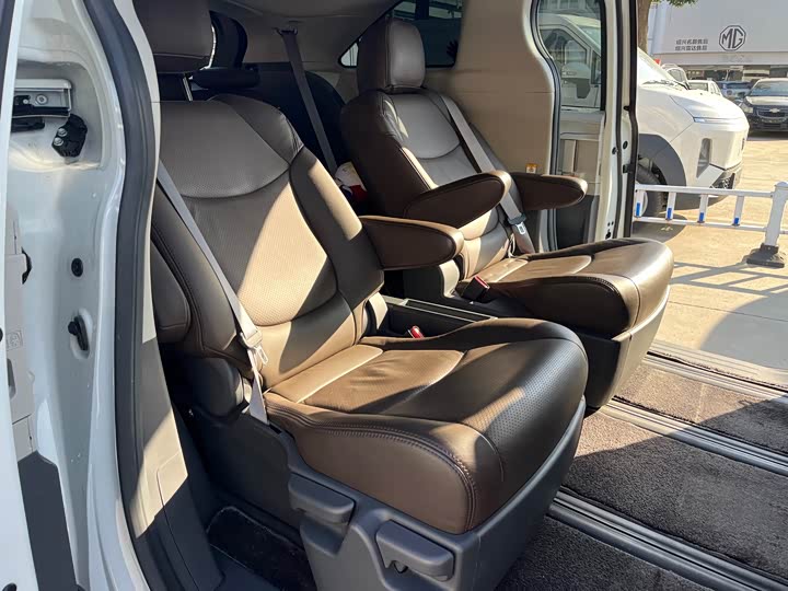 Фото 8 - Toyota Sienna