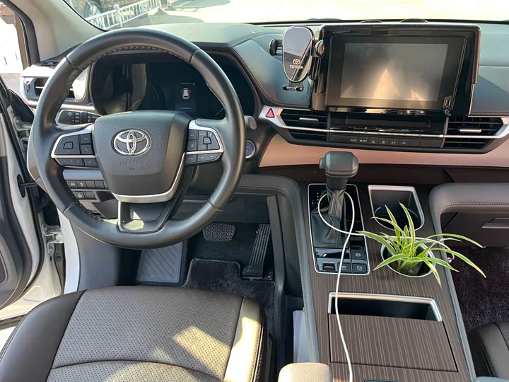 Фото 9 - Toyota Sienna