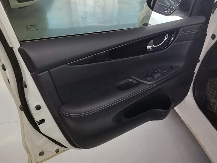 Фото 7 - Nissan Tiida