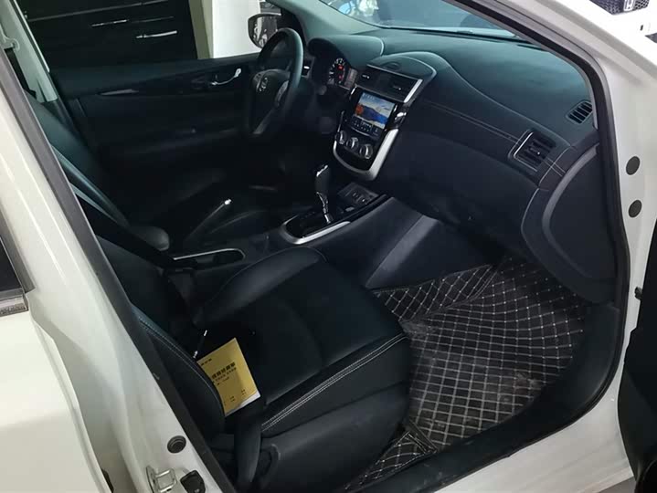 Фото 8 - Nissan Tiida