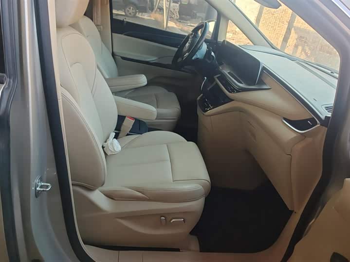 Фото 8 - Buick GL8 ES