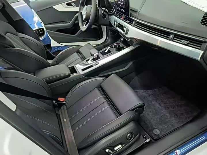 Фото 6 - Audi A4L