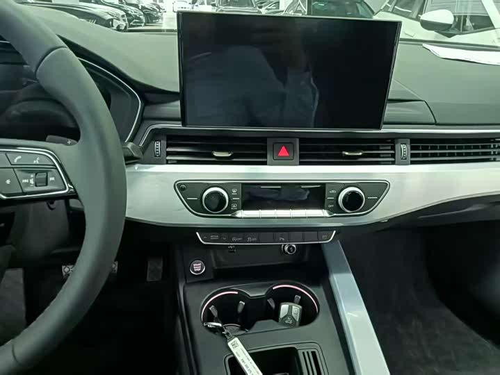 Фото 9 - Audi A4L