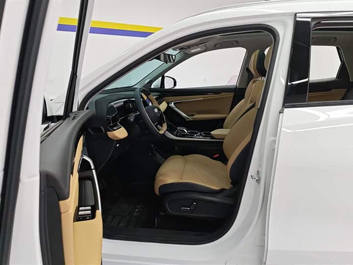 Фото 9 - Geely Atlas L