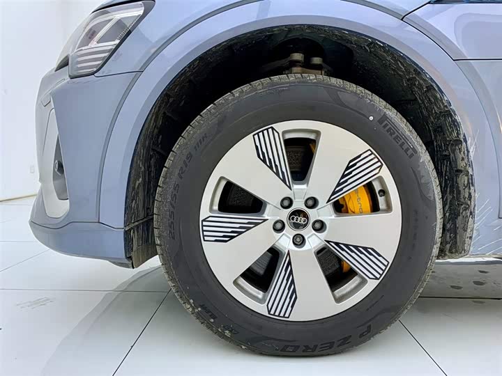 Фото 6 - Audi e-tron