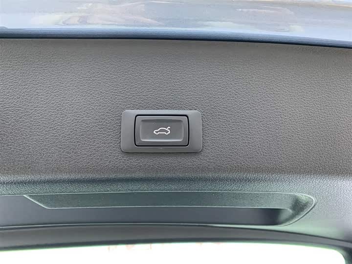 Фото 9 - Audi e-tron