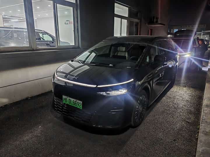 Фото 1 - XPeng X9