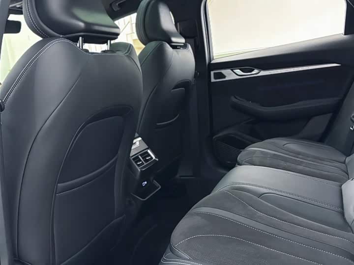 Фото 2 - Geely Preface