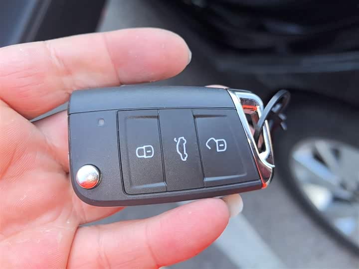 Фото 9 - Volkswagen Passat Hybrid