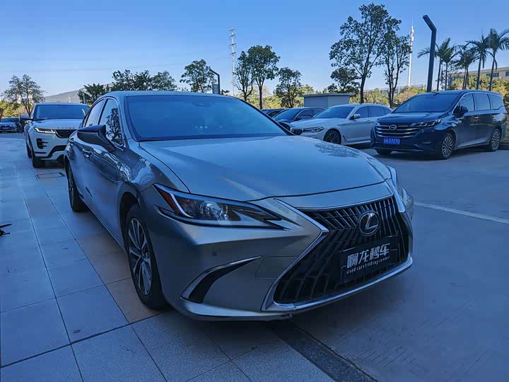 Фото 3 - Lexus ES