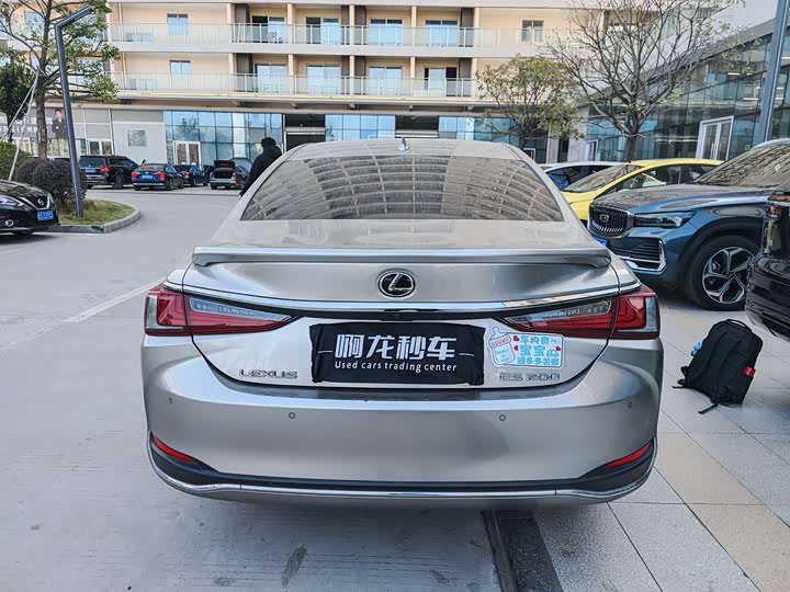 Фото 4 - Lexus ES