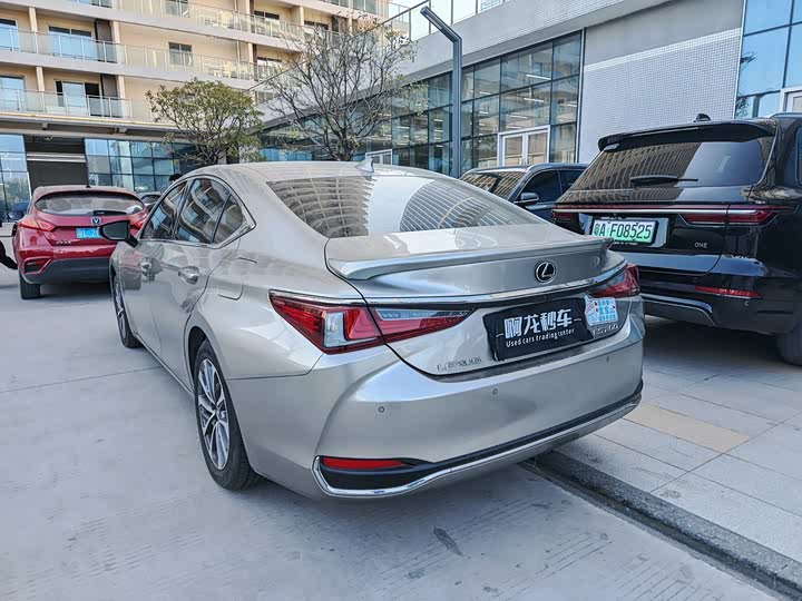 Фото 5 - Lexus ES