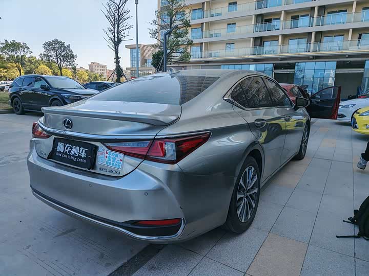 Фото 6 - Lexus ES