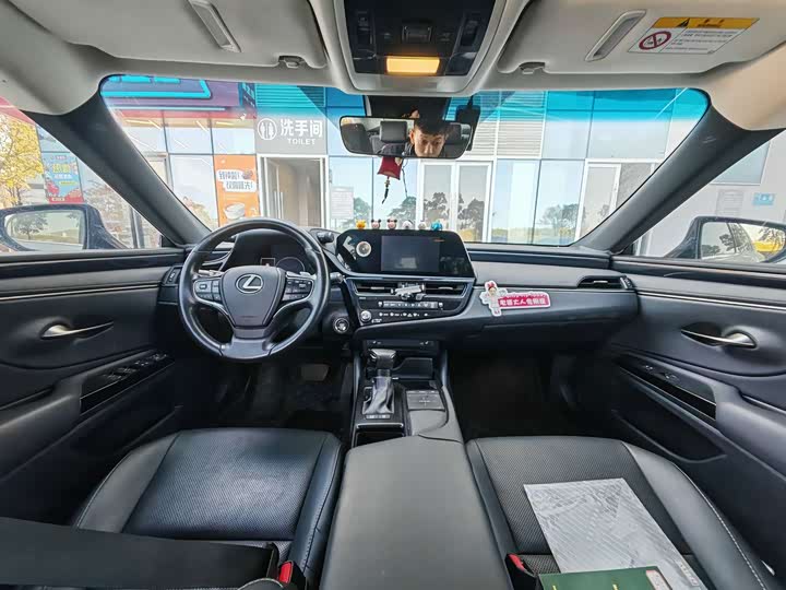 Фото 8 - Lexus ES