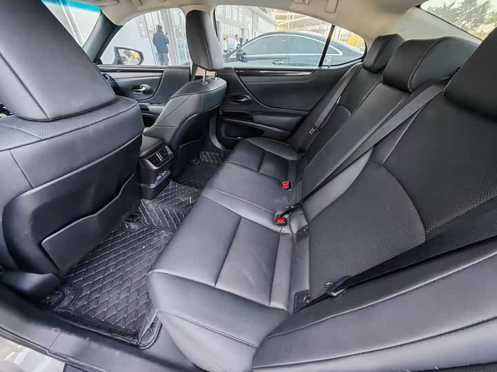 Фото 9 - Lexus ES